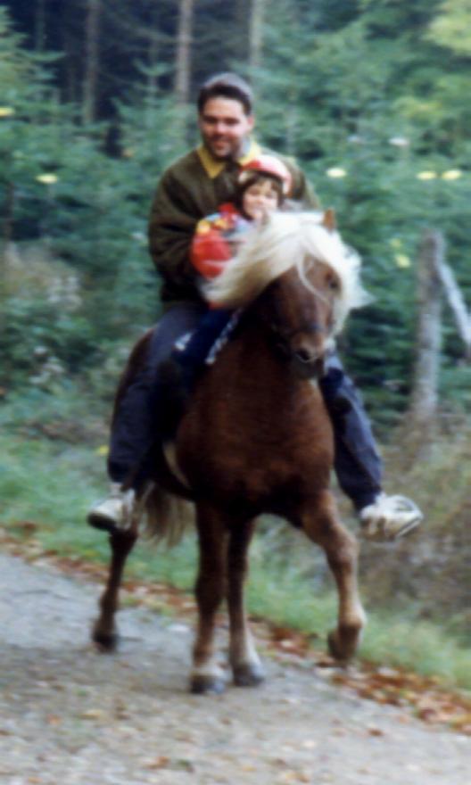 Darri 1996 redet af Rolf og 3-årige Nanna.