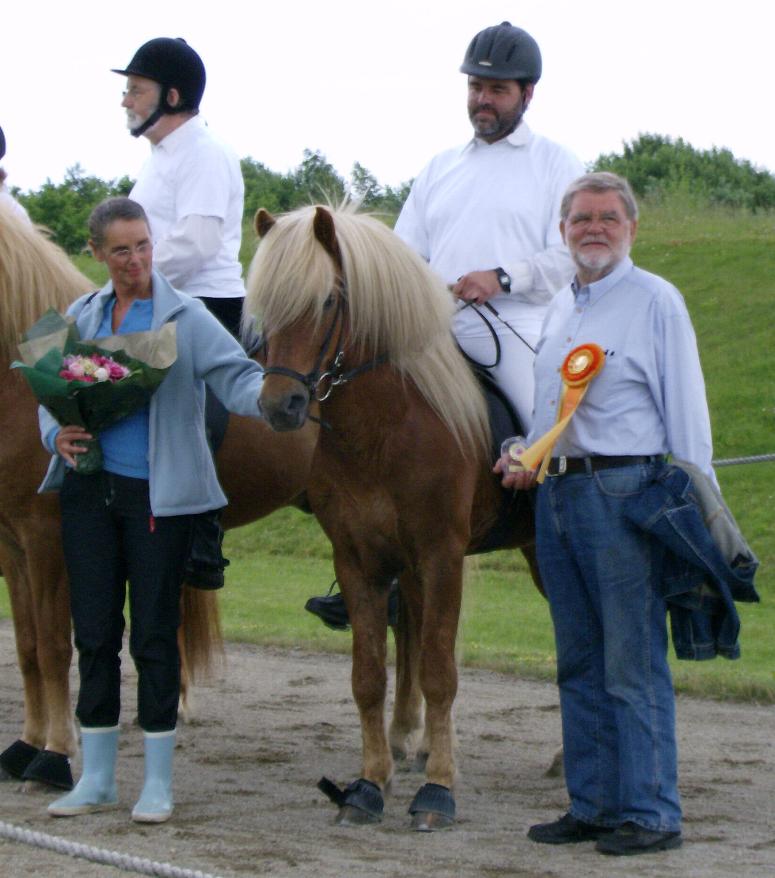 Darri 26 år gammel ved sin afkomskåring på Hedeland i juni 2007 redet af Rolf Olsen og her flankeret af Laila og Asser Olsen